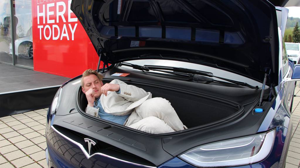 Eine Person, wenn auch noch so klein wie Sandro, passt aber nicht in den Frontkofferaum des Tesla.