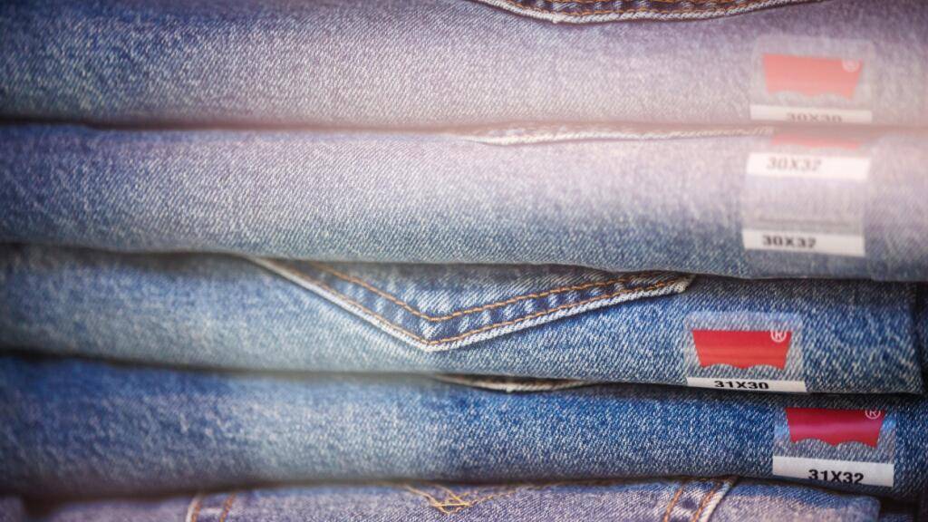 Levi's erstreitet vor Gericht zweite Chance für Jeans-Ziernaht
