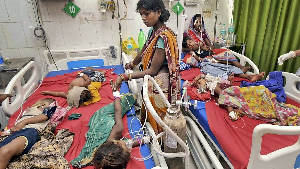 In einem Spital in Muzaffarpur im indischen Bundesstaat Bihar werden dutzende Kinder wegen akuter Enzephalitis behandelt.