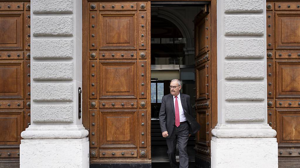 Alle sollen sich fragen, wo sie noch sparen können, sagte Wirtschaftsminister Guy Parmelin im Interview mit CH Media. (Archivbild)