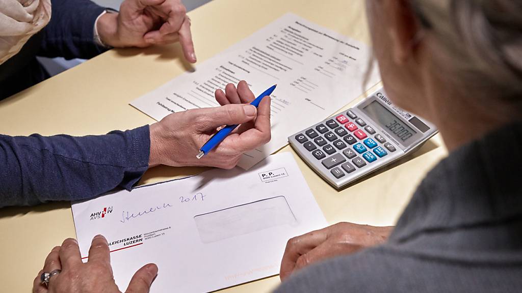 Ein Gespräch bei der Schuldenberatung: Zug will nur noch die Menschen einbürgern, die mindestens fünf Jahre in geordneten finanziellen Verhältnissen lebten. (gestellte Szene/Symbolbild)