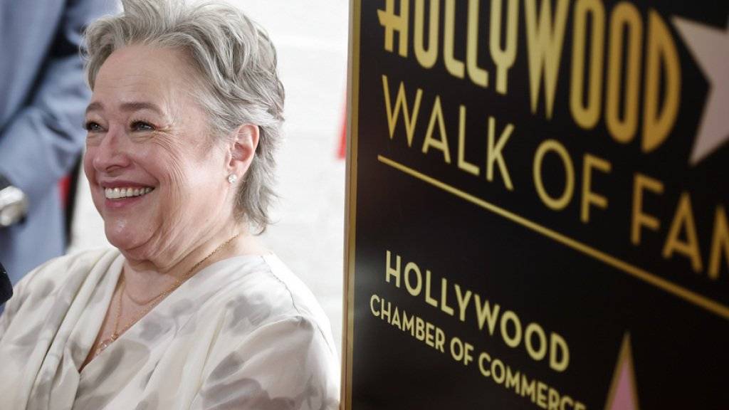 Schauspielerin Kathy Bates freut sich über ihren Stern auf dem Walk of Fame in Hollywood.
