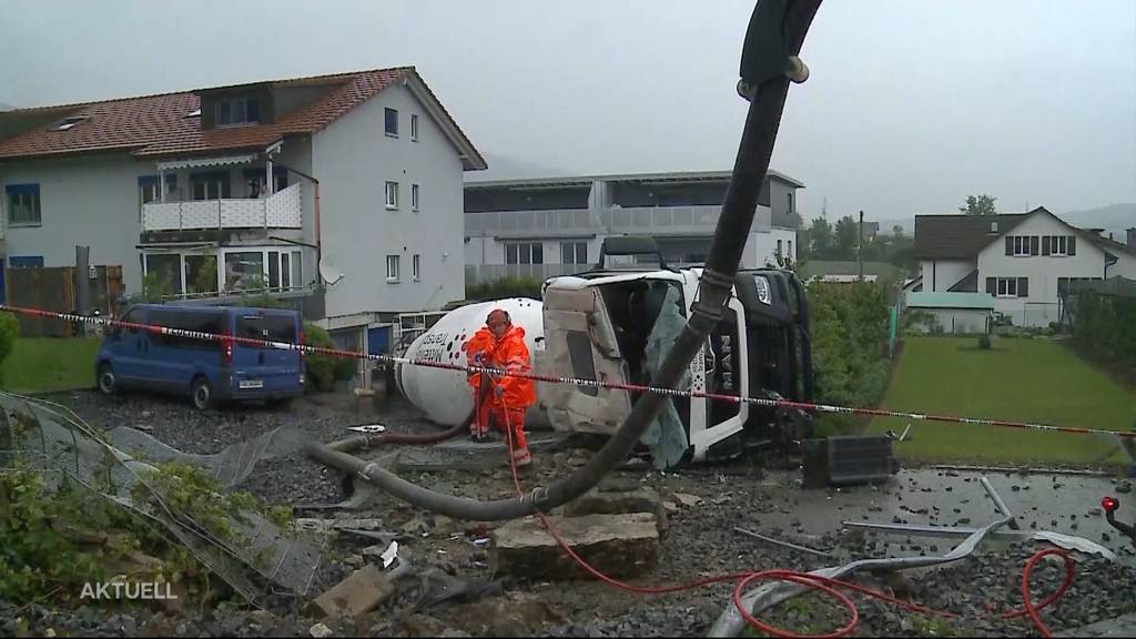 Lastwagen kippt von der Strasse in Garten von Mehrfamilienhaus