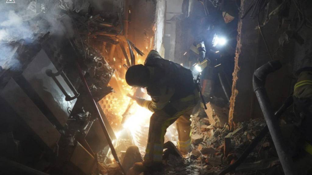 ARCHIV - Rettungskräfte beseitigen die Trümmer eines Gebäudes, das durch einen russischen Angriff schwer beschädigt wurde. Foto: Ukrainian Emergency Service/Ukrainian Emergency Service/AP/dpa