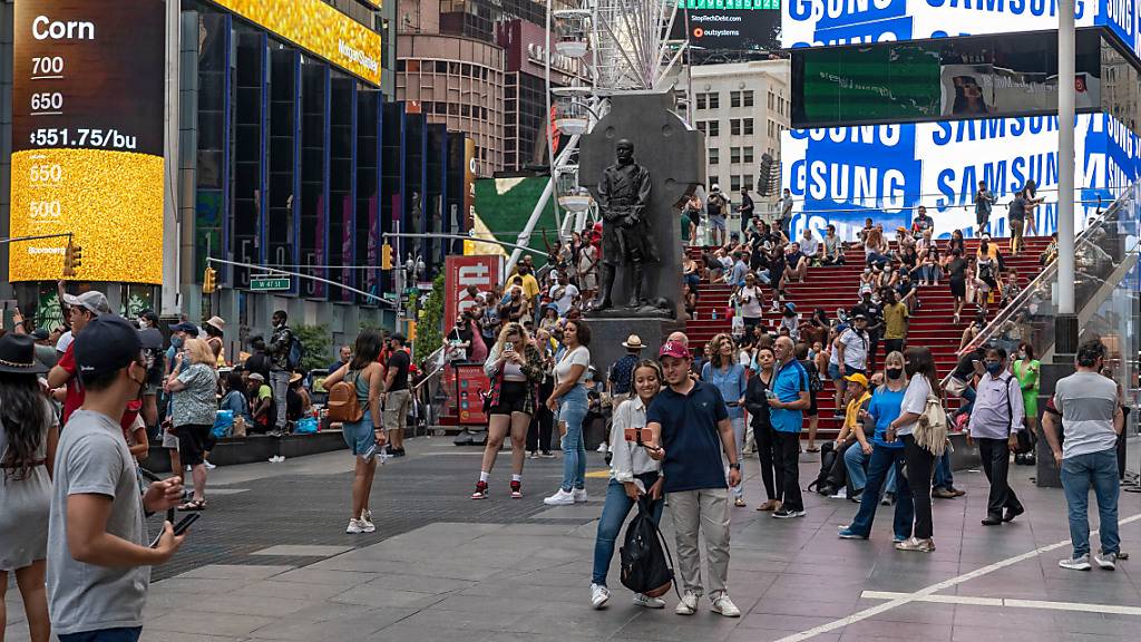 Das Times Square Riesenrad bietet Besuchern einen Blick den es so noch nicht gab. Aus 30 Meter Höhe kann der Times Square bestaunt werden. Das Riesenrad zwischen der 47. und 48. Straße, wird bis zum 14. September geöffnet sein. Foto: Ron Adar/SOPA Images via ZUMA Press Wire/dpa