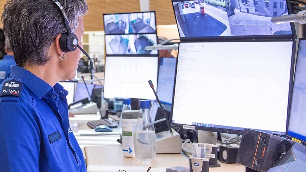 Blick in die Notrufzentrale der Kantonspolizei St. Gallen.