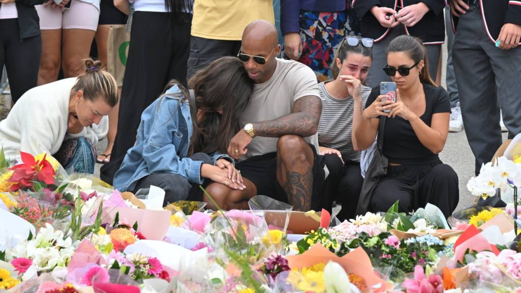 Menschen trauern am Bondi Beach und legen Blumen nieder