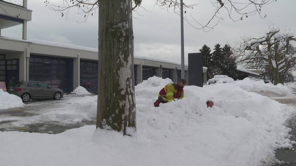 Suchaktion Feuerwehren müssen Hydranten von Schnee befreien