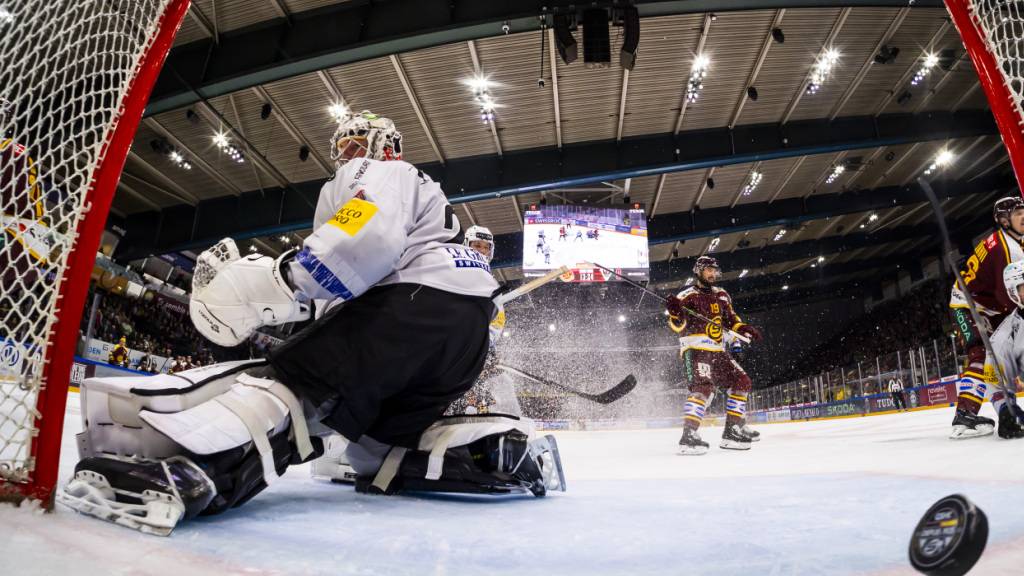 Fribourgs Goalie Reto Berra war für einmal kein starker Rückhalt