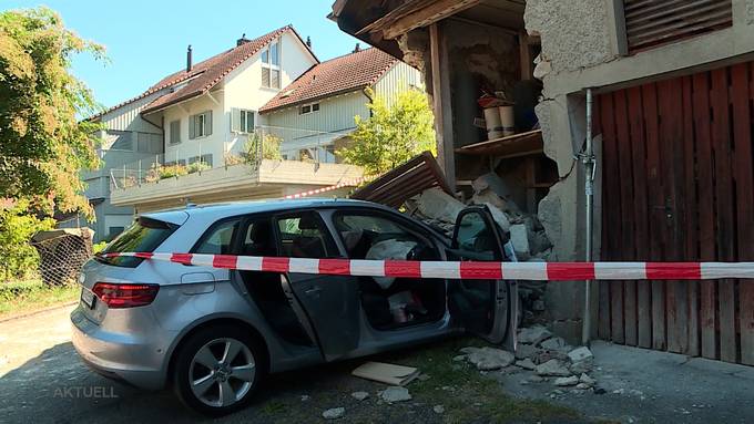 Auto kracht in Hausmauer: Lenker verstirbt noch auf der Unfallstelle