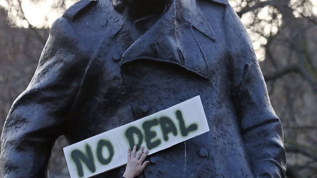 Brexit-Befürworter versammeln sich vor einem Churchill-Denkmal in London.