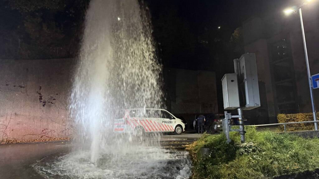Auto rammt Hydranten in Chur