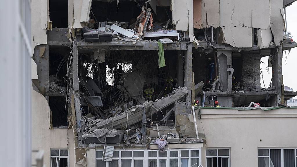 Ein Blick auf ein Wohnhaus, das nach einem mutmaßlich russischen Angriff beschädigt wurde (Symbolbild). Foto: Andrew Kravchenko/AP/dpa