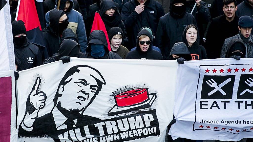 Das «Kill Trump»-Transparent, das am vergangenen Samstag an einer Anti-WEF-Kundgebung in Bern mitgeführt wurde, hat polizeiliche Ermittlungen zur Folge.