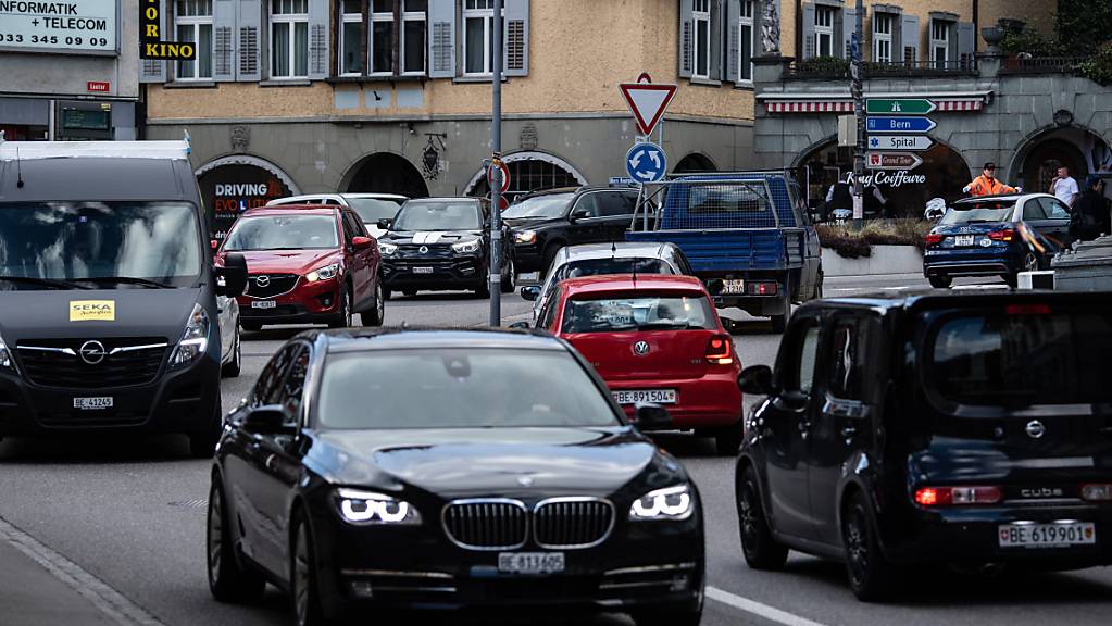 Der Verkehr staut sich beim Lauitorkreisel in Thun. Nun einigten sich Stadt und Seegemeinden auf einen Lösungsansatz. (Archivbild)