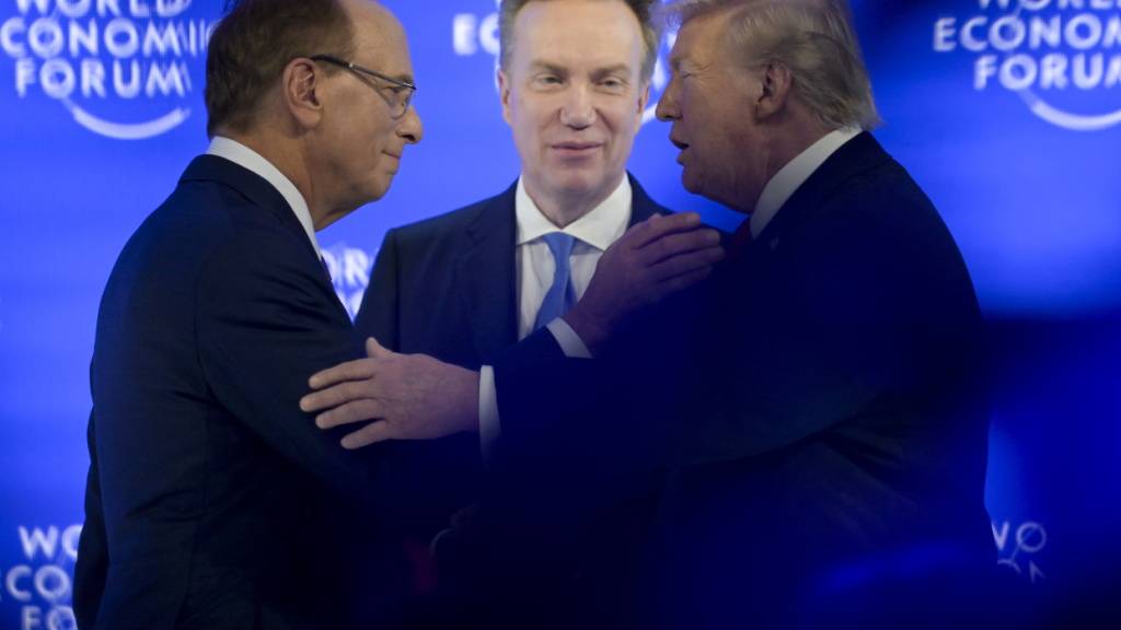 Der WEF-CEO Børge Brende in der Mitte zwischen Laurence D. Fink und Donald Trump am diesjährigen WEF in Davos. (Archiv)