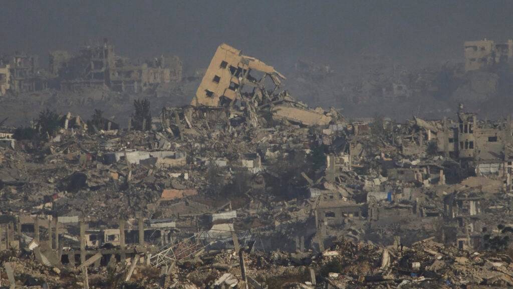 dpatopbilder - Zerstörte Gebäude im Gaza-Streifen. Foto: Ariel Schalit/AP/dpa