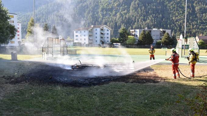 Jugendlicher fackelt Turnmatten ab