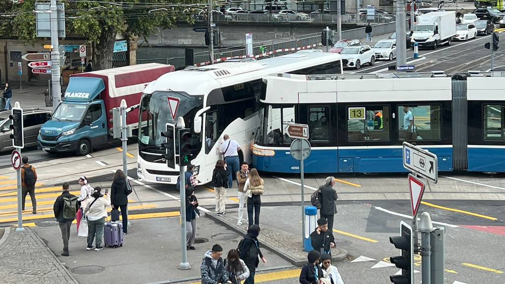 Tram kracht bei Walchebrücke in Car