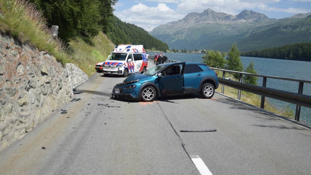 Das Auto wurde durch den Aufprall stark beschädigt.