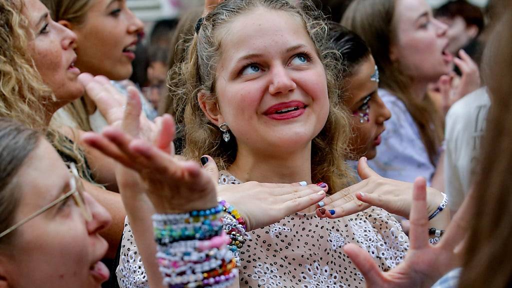 Taylor Swift-Fans versammeln sich und singen im Stadtzentrum von Wien. Foto: Heinz-Peter Bader/AP/dpa - ACHTUNG: Nur zur redaktionellen Verwendung im Zusammenhang mit der aktuellen Berichterstattung und nur mit vollständiger Nennung des vorstehenden Credits