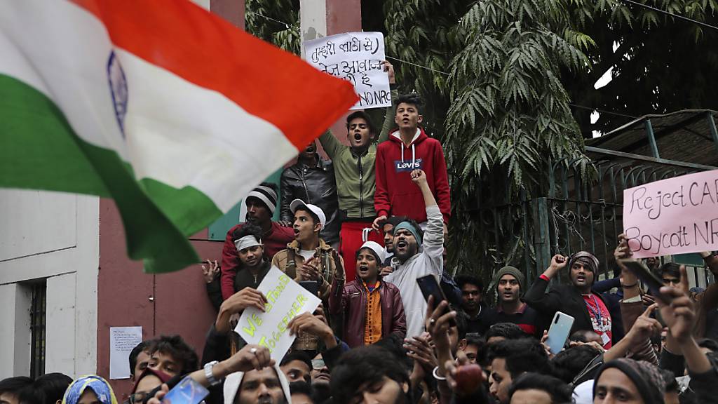 In Indien haben Tausende gegen ein kontroverses Einbürgerungsgesetz protestiert. (AP Photo/Altaf Qadri) Geo-Information: Indien/Neu-Delhi Quelle: AP Fotograf: Altaf Qadri Restriktionen: Copyright 2019 The Associated Press. All rights reserved.