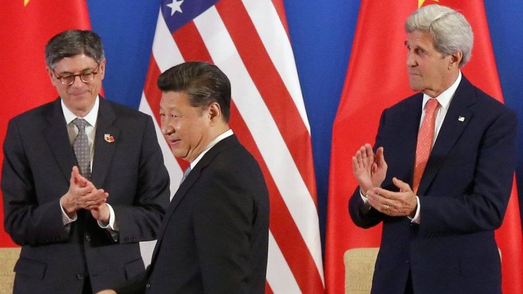 Chinas Präsident Xi Jinping mit US-Aussenminister John Kerry und US-Finanzminister Jack Lew bei der Eröffnung des Dialogs zwischen China und den USA.