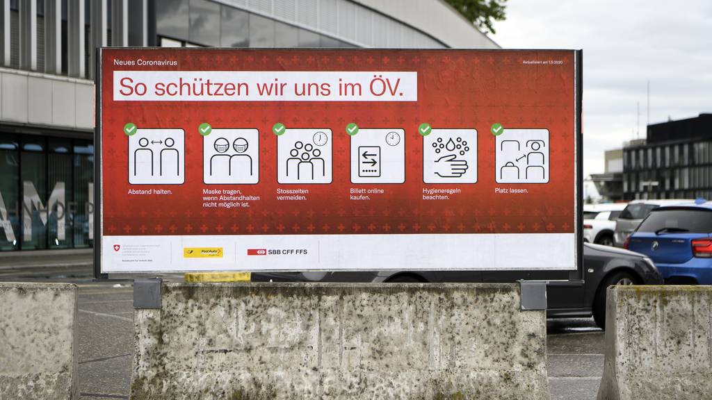 Ein Plakat beim Bahnhof Bern, das auf Schutzmassnahmen gegen Covid19 im öffentlichen Verkehr hinweist.