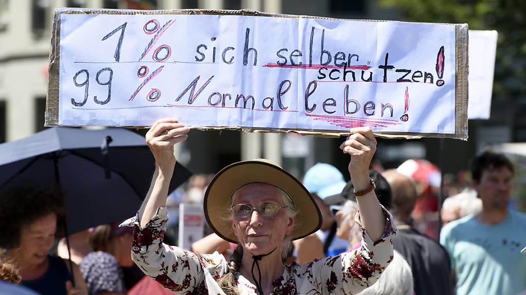 Auf dem Berner Bundesplatz haben rund 300 Personen gegen die vom Bund eingeschlagene Politik im Zusammenhang mit dem Coronavirus demonstriert.