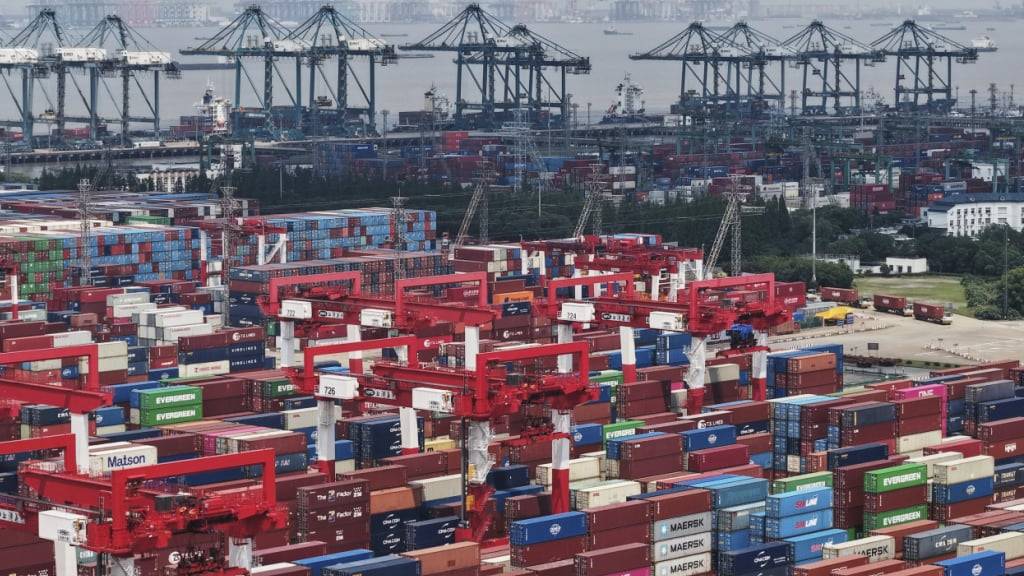 Lastwagen mit Gütern an einem Terminal im Hafen von Shanghai. (Archivbild)
