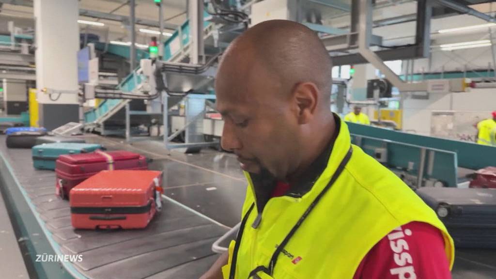 Gepäckabfertiger am Flughafen Zürich im Ferienstress
