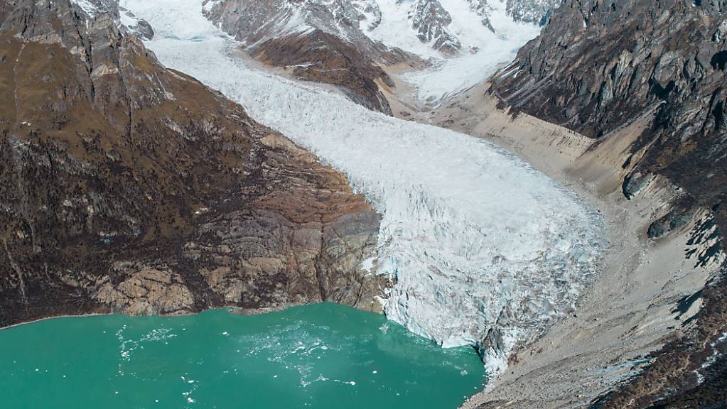 Ein Gletschersee im asiatischen Hochgebirge: Die Gletscherseen am dritten Pol der Erde werden im Zuge der Klimaerwärmung zahlreicher und grösser - und das Risiko für Fluten steigt. (Pressebild)