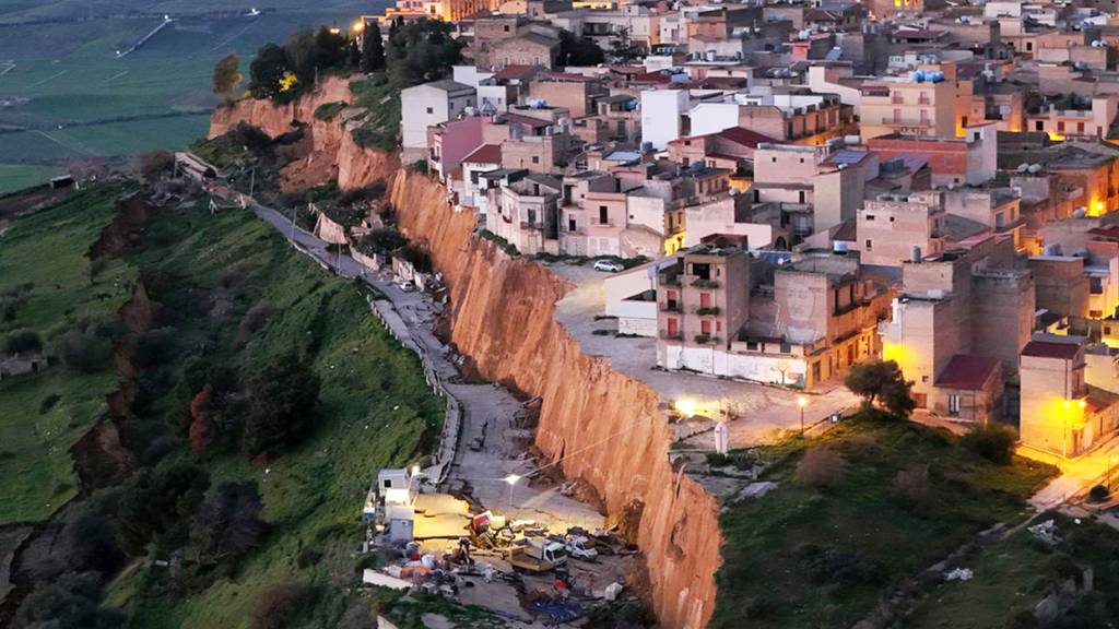 Luftaufnahmen von einem Erdrutsch, der das Dorf Niscemi in der Provinz Caltanissetta heimgesucht hat. Foto: Alberto Lo Bianco/LaPresse via ZUMA Press/dpa