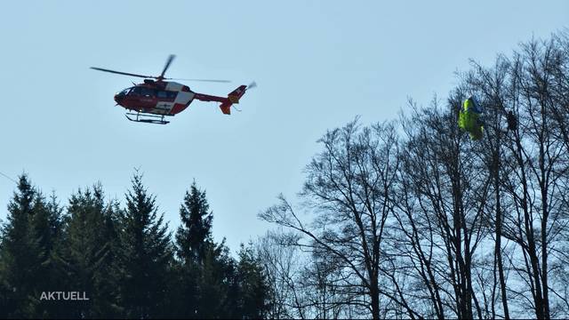 Gleitschirm-Pilot hängt 4 Stunden lang in Baum fest