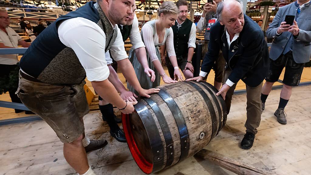 Auftakt zum Oktoberfest. Mitarbeiter bringen das Bierfass für den Anstich in das Festzelt. Die 188. Wiesn findet dieses Jahr vom 16.09.- 03.10.2023 statt. Foto: Sven Hoppe/dpa