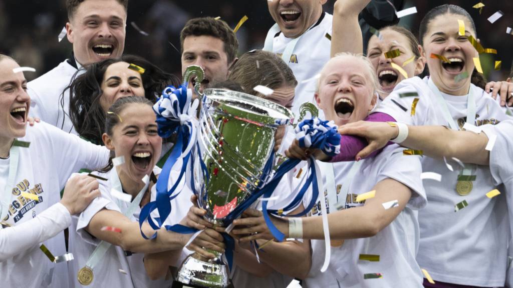 Das Frauen-Team des FCZ jubelt nach dem Cupsieg 2025