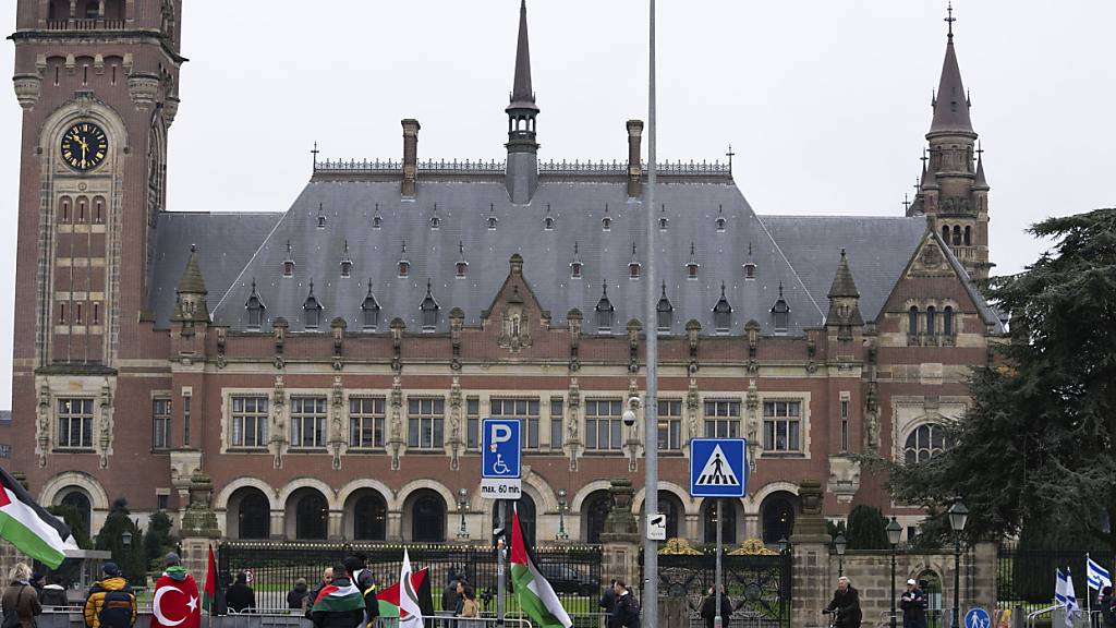 ARCHIV - Pro-palästinensische (l) und pro-israelische Demonstranten (r) protestieren vor dem Obersten Gerichtshof der Vereinten Nationen. Foto: Peter Dejong/AP/dpa