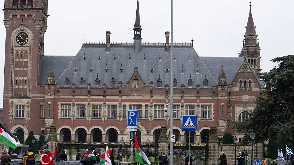 ARCHIV - Pro-palästinensische (l) und pro-israelische Demonstranten (r) protestieren vor dem Obersten Gerichtshof der Vereinten Nationen. Foto: Peter Dejong/AP/dpa