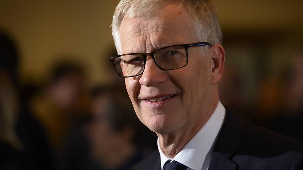 Der Freiburger Finanzdirektor Jean-Pierre Siggen plant für das Budget 2024 mit einem kleinen Überschuss. (Archivbild)