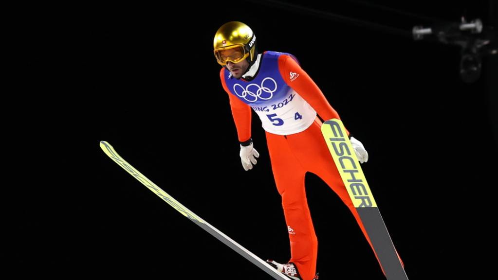 Killian Peier  als Schlussspringer der Schweizer bei seinem letzten Wettkampf an den Spielen in Peking. Erneut kam der Romand nicht an seine Top-Leistungen heran.