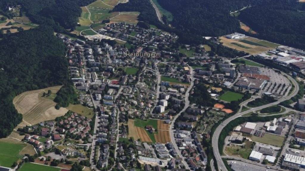 Schwer verletzt: In Herblingen hat eine 78-jährige Autofahrerin zwei Fussgänger angefahren.