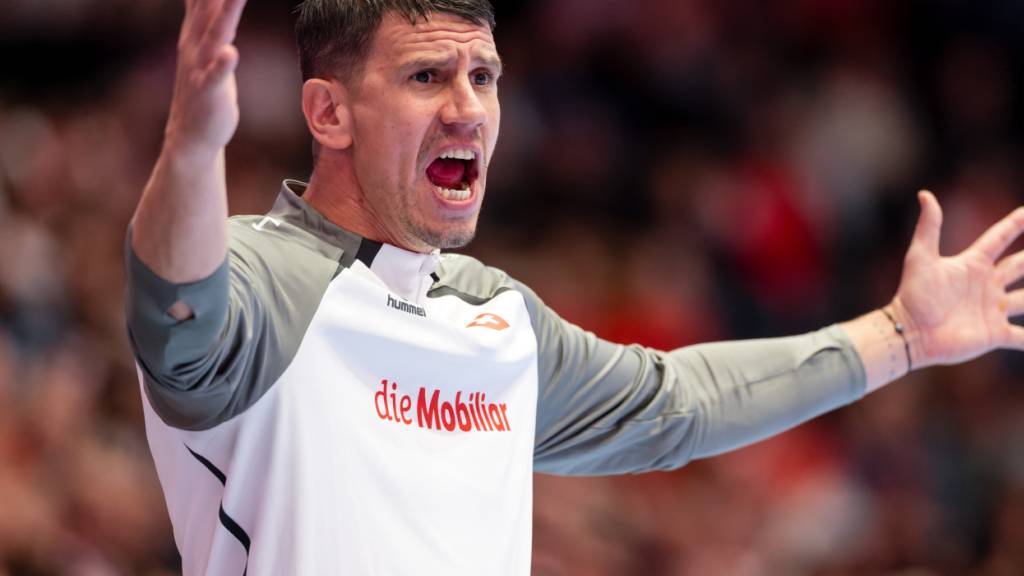 Der Schweizer Nationaltrainer Andy Schmid geht an der Seitenlinie voll mit