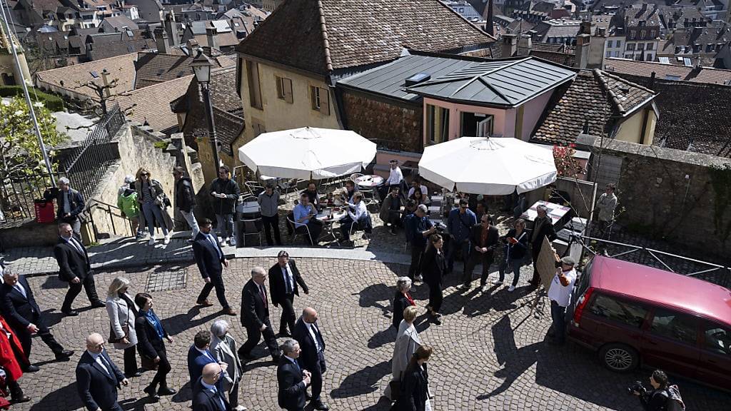 Der Gesamtbundesrat spaziert nach der Sitzung im Schloss Neuenburg hinunter auf die Place des Halles, wo er sich zum Apéro mit der Bevölkerung trifft.