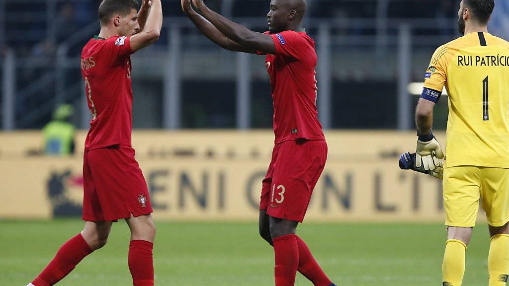 Ruben Dias (links) und Danilo können abklatschen: Mit dem 0:0 in Mailand erreichte Portugal sein Ziel
