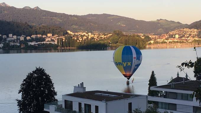 Spektakuläres Manöver: Ballonkorb berührt Vierwaldstättersee