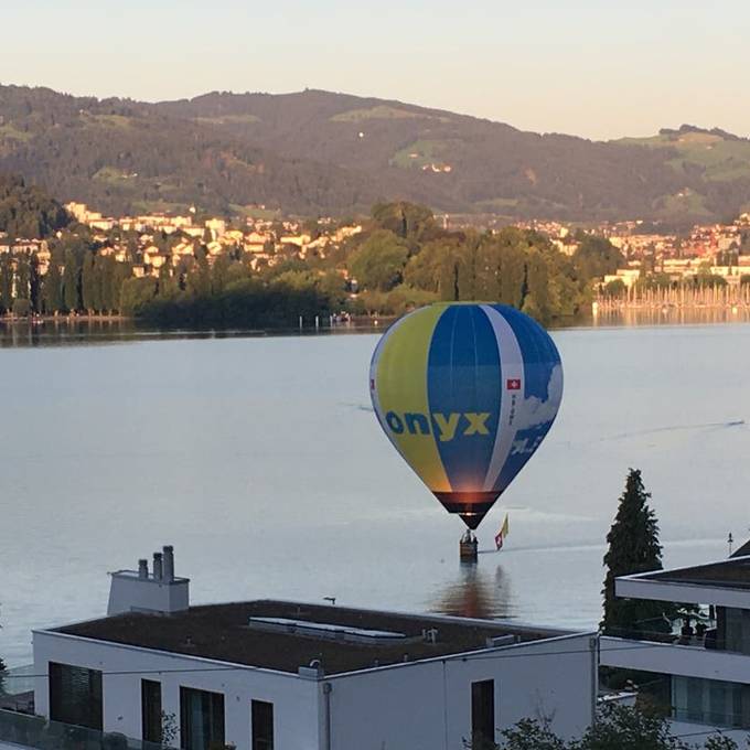 Spektakuläres Manöver: Ballonkorb berührt Vierwaldstättersee