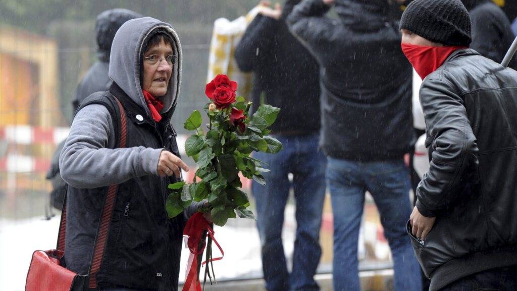 Andrea Stauffachers (links im Bild) Auftritte vor Gericht werden stets von Sympathisanten aus der linskextremen Szene begeleitet. Im Bild 2011 vor dem Bundesstrafgericht in Bellinzona. (Archivbild)