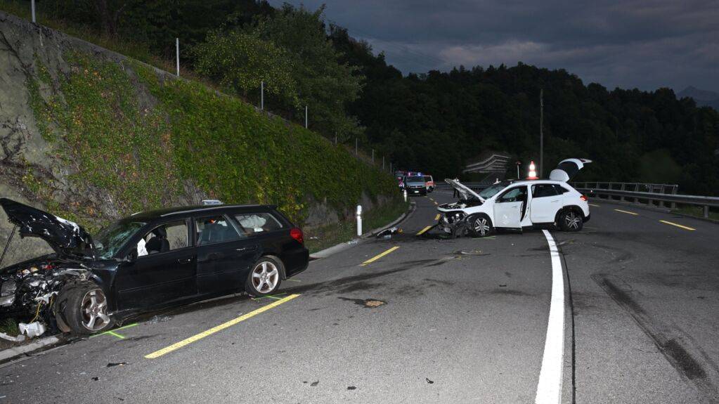 Acht Personen werden bei Verkehrsunfall im Kanton Schwyz verletzt
