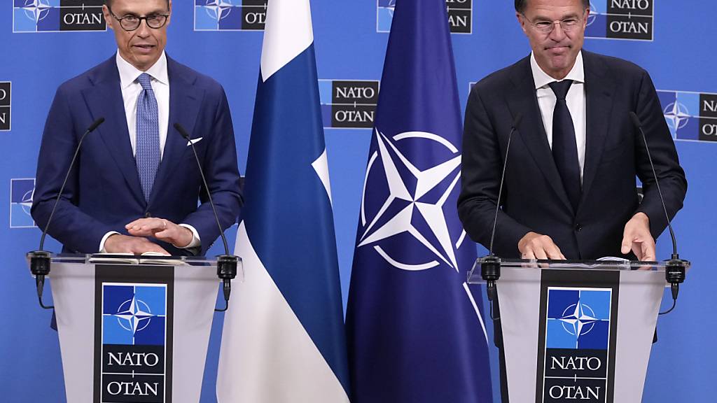 Nato-Generalsekretär Mark Rutte (r) und der finnische Präsident Alexander Stubb nehmen an einer Pressekonferenz im Nato-Hauptquartier teil. Foto: Virginia Mayo/AP/dpa