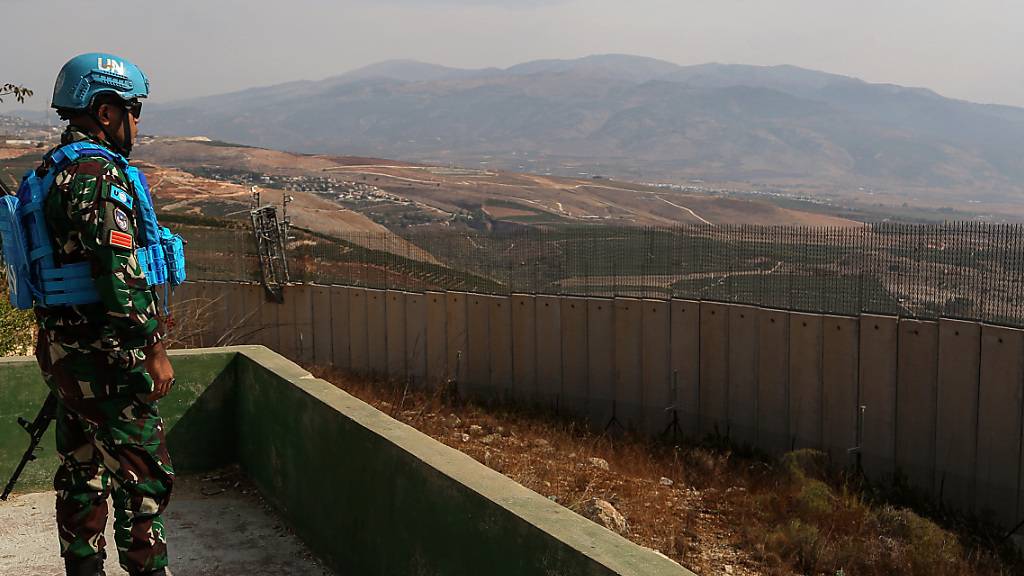 Ein indonesischer Soldat der UN-Friedenstruppe (UNIFIL) im Südlibanon blickt auf israelische Siedlungen. Foto: Marwan Naamani/dpa
